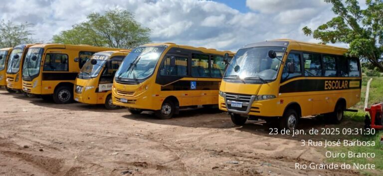 OURO BRANCO: Enquanto pais de estudantes se sacrificam, ônibus continuam na garagem da Prefeitura