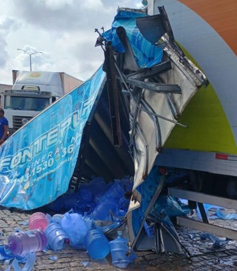 Caminhões colidem em posto de combustíveis na BR-304 e carga se espalha pelo chão