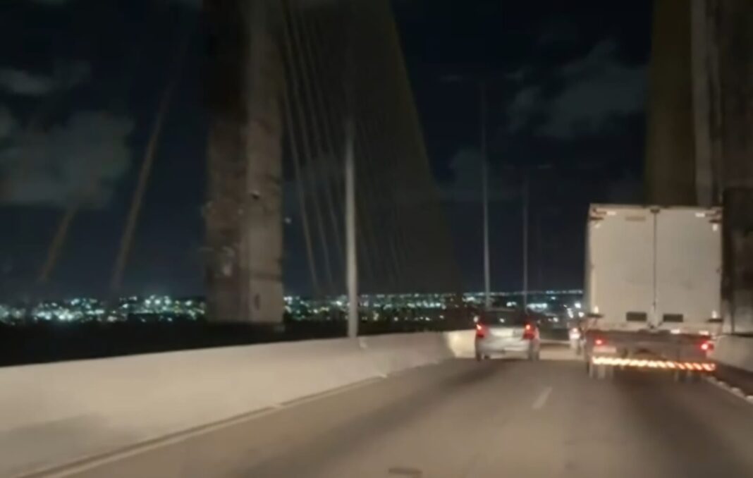 Com fios roubados, Ponte Newton Navarro fica no escuro