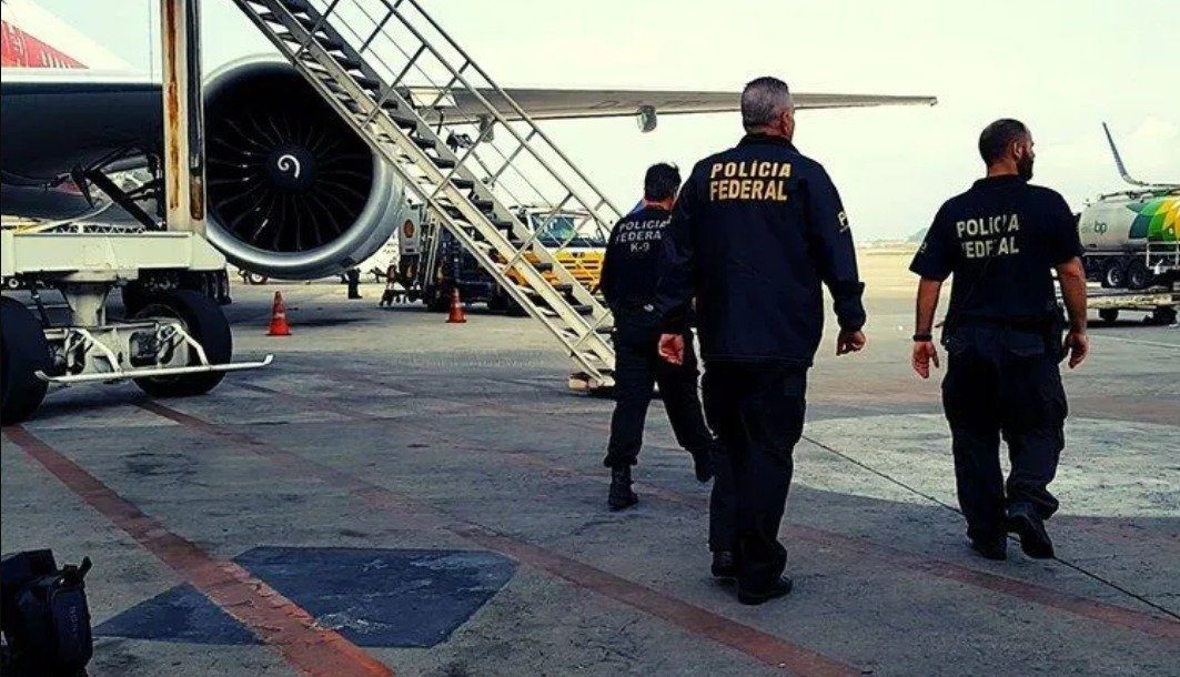 Brasileiro é preso após tentar abrir porta de avião em voo de Paris para SP