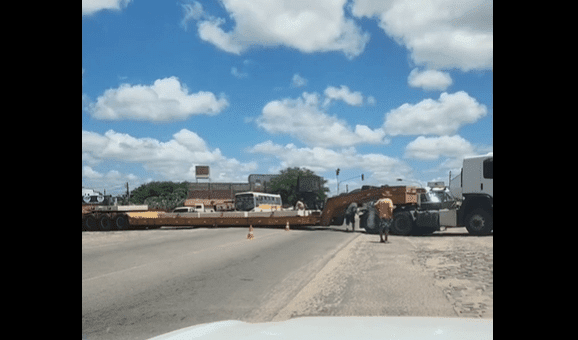 Carreta fica atravessada e interdita a BR 406 em João Câmara,RN