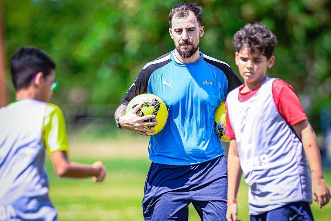 Ex-treinador das bases do Real Madrid faz avaliação de atletas em nova unidade da LaLiga Academy em Natal