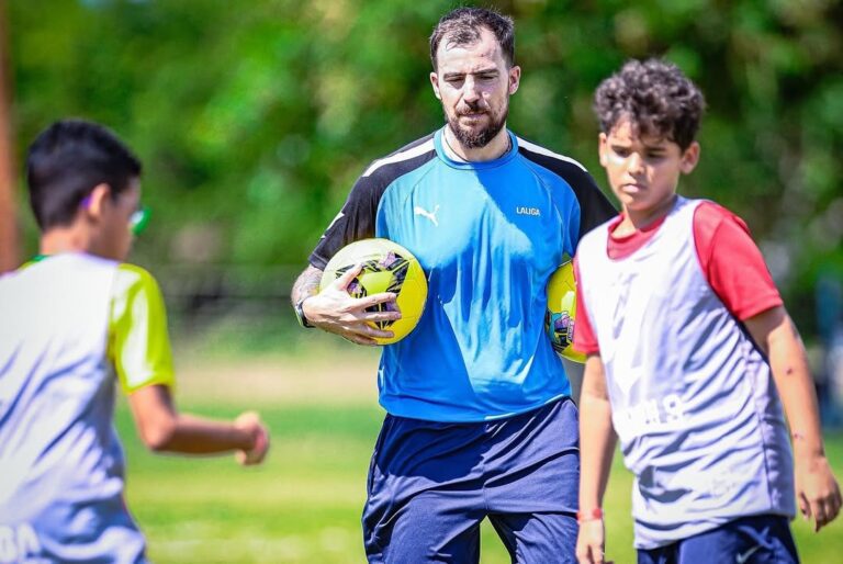 Ex-treinador das bases do Real Madrid faz avaliação de atletas em nova unidade da LaLiga Academy em Natal