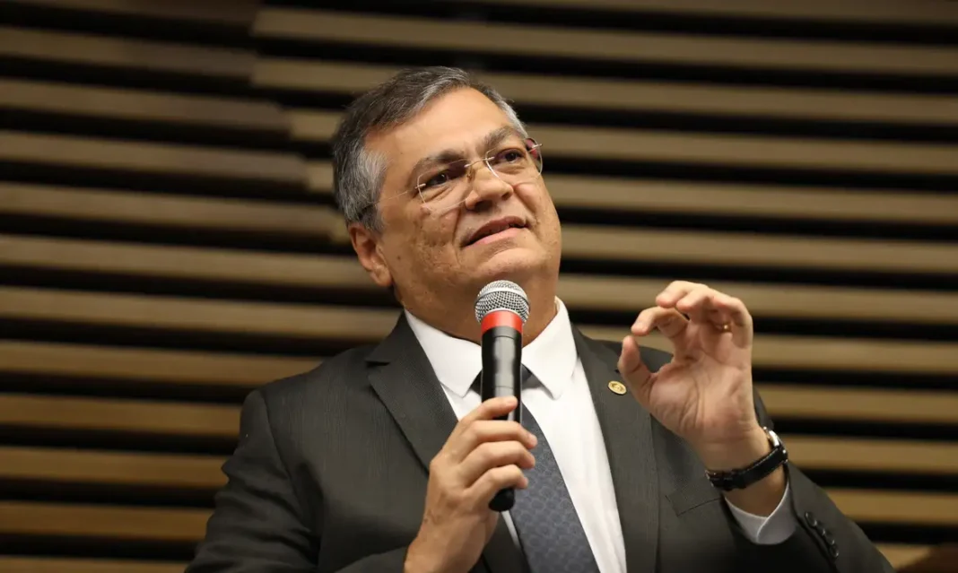 Flávio Dino vota pela condenação da deputada Carla Zambelli por perseguição armada