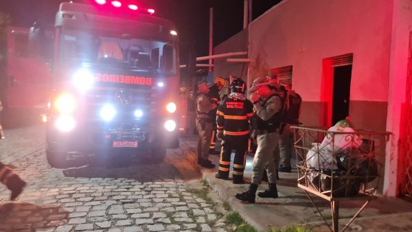 Homem em surto ateia fogo na própria casa e mobiliza Bombeiros, PM e Samu em Mossoró