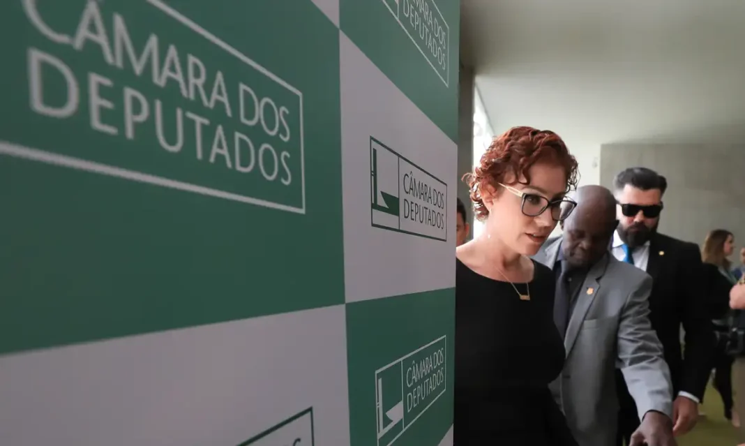 Julgamento de Carla Zambelli é suspenso; deputada está a um voto de ser condenada pelo STF