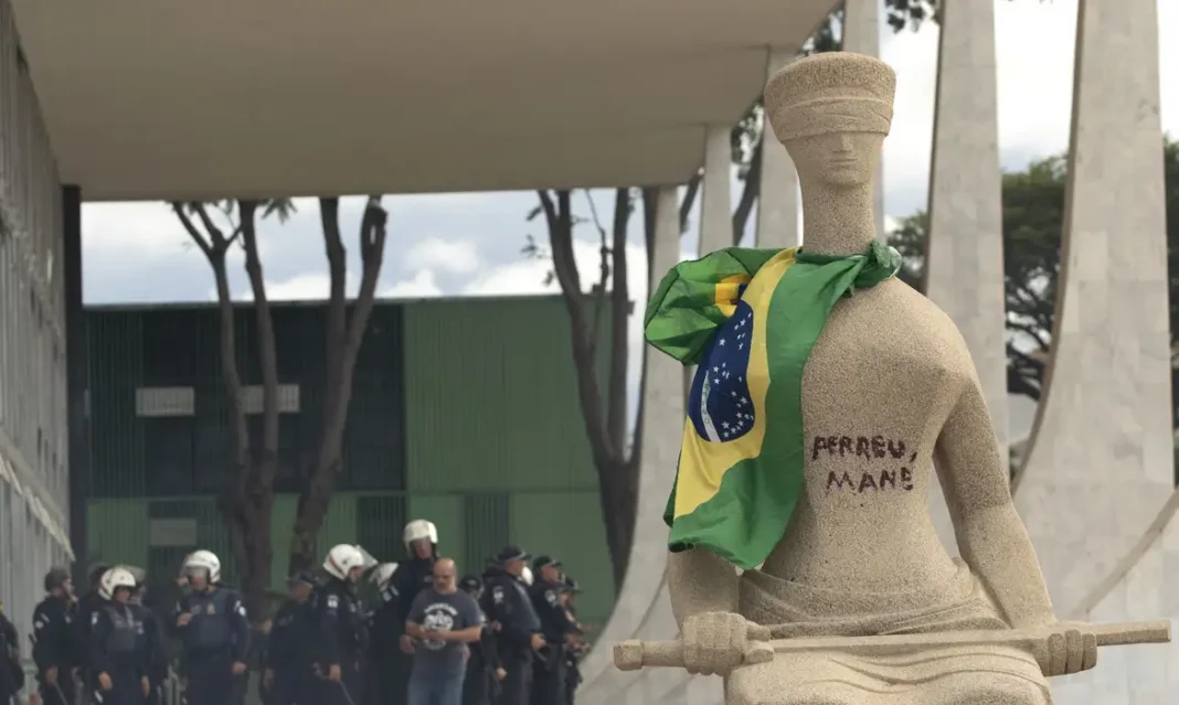 Mulher que pichou “Perdeu, mané” em estátua da Justiça pede perdão em depoimento ao STF