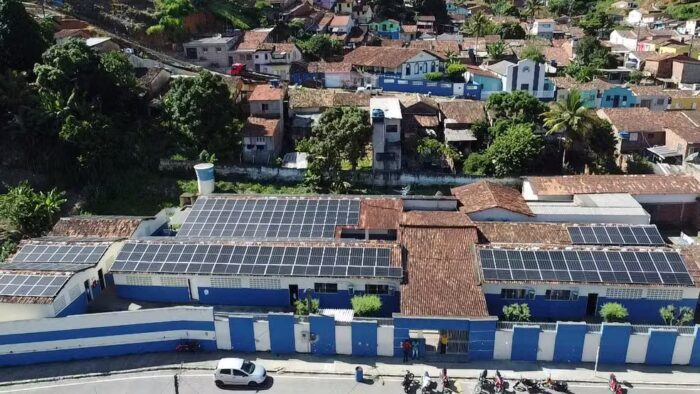 Pequena cidade do interior de Pernambuco adota energia solar em todos os prédios públicos e frota com carros elétricos