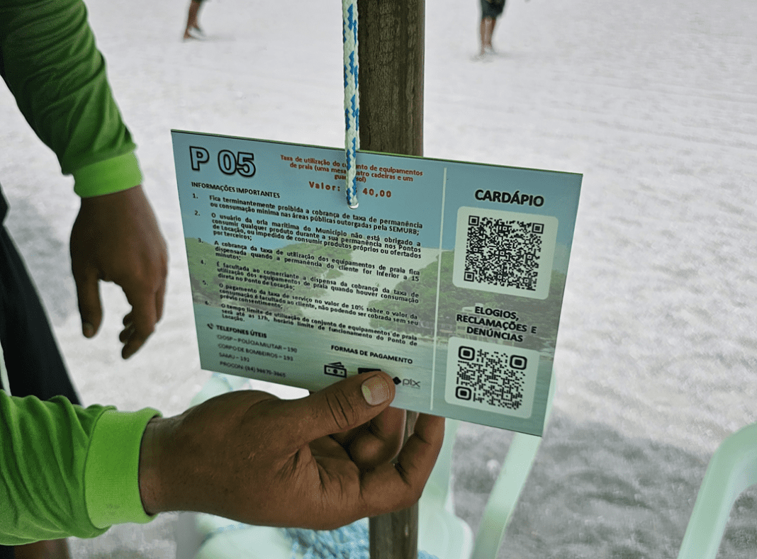 Quiosqueiros da orla de Ponta Negra passam a utilizar cardápio digital bilíngue