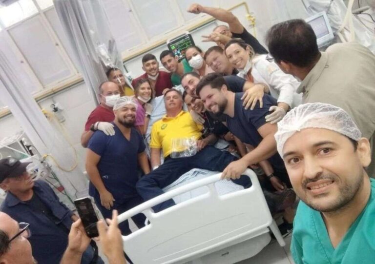 imagem colorida. Bolsonaro com enfermeiros 