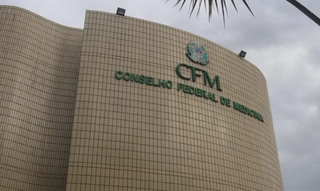 CFM veta terapia hormonal para menor de 18 anos e restringe cirurgias para redesignação de gênero