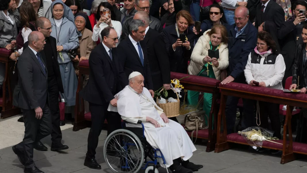Papa Francisco faz aparição na Praça de São Pedro durante missa do Domingo de Ramos