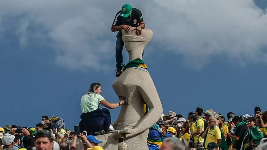 STF condena a 14 anos de prisão mulher que pichou ‘perdeu, mané’ em estátua no 8/1