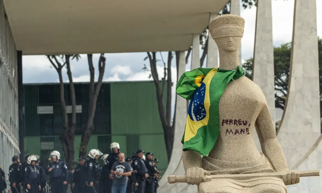 STF define data para julgamento de mulher que pichou estátua A Justiça
