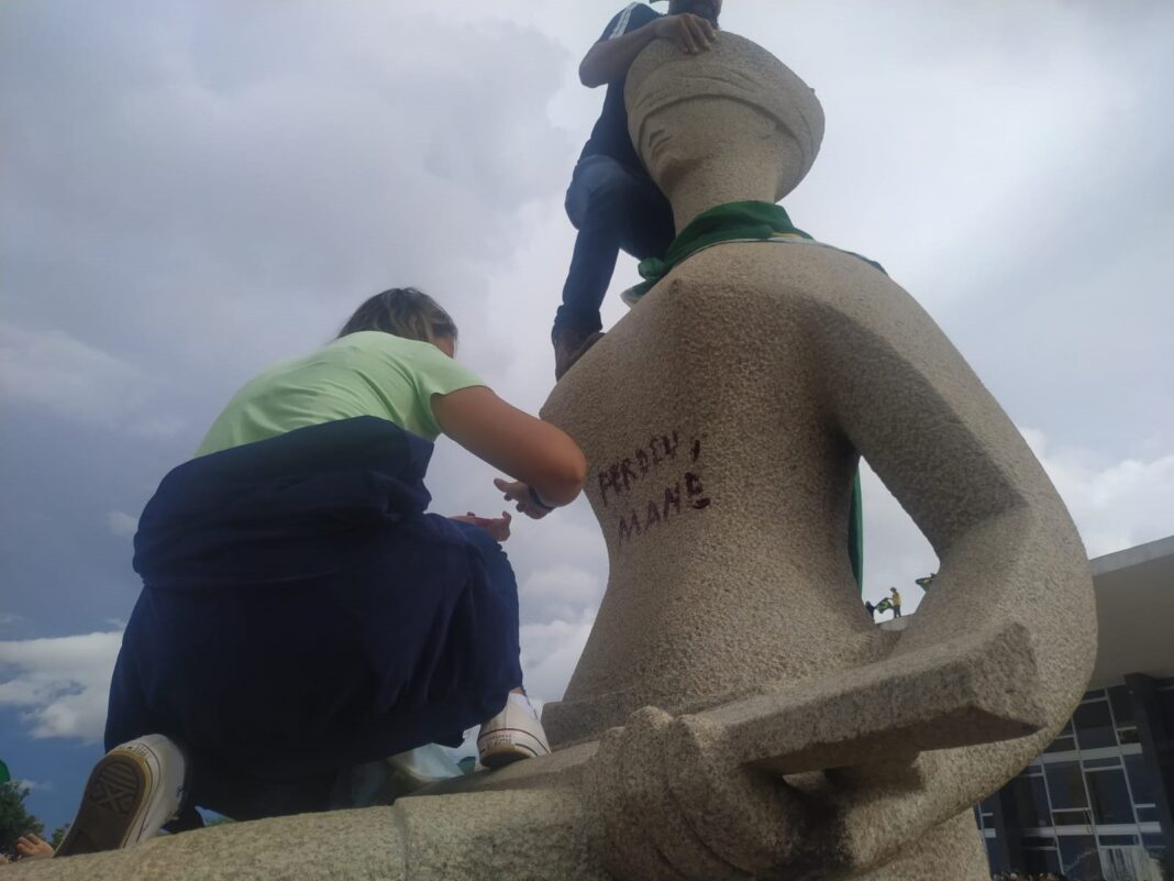 Supremo tem maioria para condenar mulher que pichou estátua da Corte no 8/1