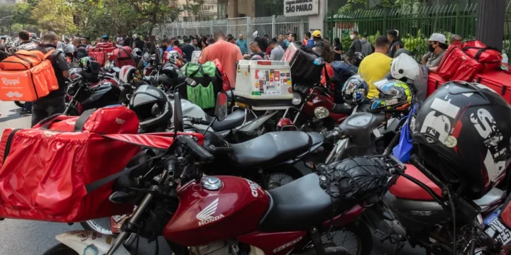 A luta diária nas ruas dos entregadores por aplicativo contra o trabalho precarizado