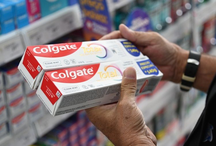 Anvisa volta a proibir venda de creme dental da Colgate; entenda