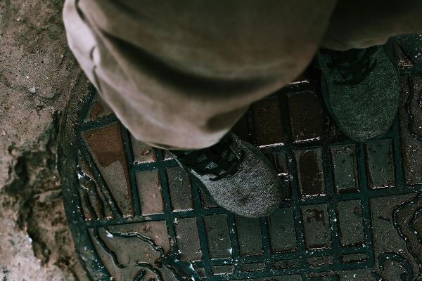 Município é condenado a indenizar cidadão ferido por tampa de concreto mal posicionada