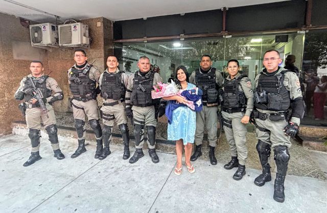 No Dia das Mães, policiais militares prestam apoio a gestante que dá à luz dentro de veículo em Natal