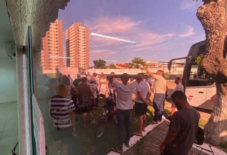 Torcedores do ABC fazem protesto no CT por melhores resultados no Brasileiro