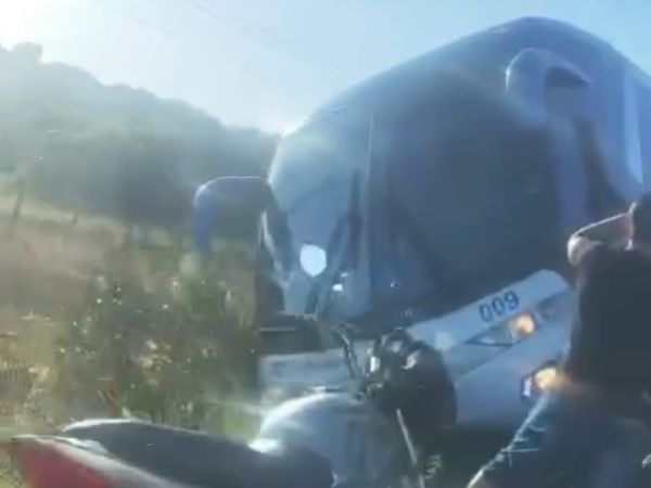 ônibus sai da pista e fica à beira de barranco na BR 101 próximo ao trevo de Pititinga em Rio do Fogo