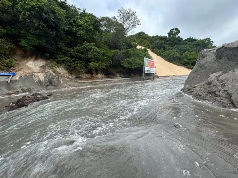 Areia de Ponta negra alaga novamente por mais de 100 mm em chuva