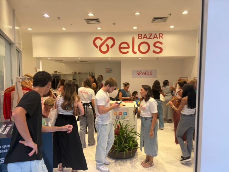 Bazar Elos realiza dia extra de saldão com peças por R$ 15