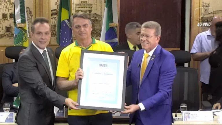 Bolsonaro recebe títulos de cidadão natalense e potiguar durante agenda no RN