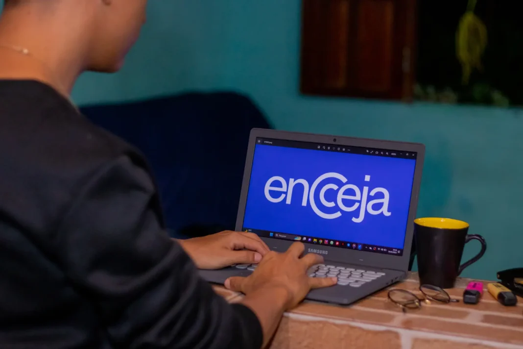 Brasileiros no exterior têm até o dia 27 para se inscrever no Encceja 2025