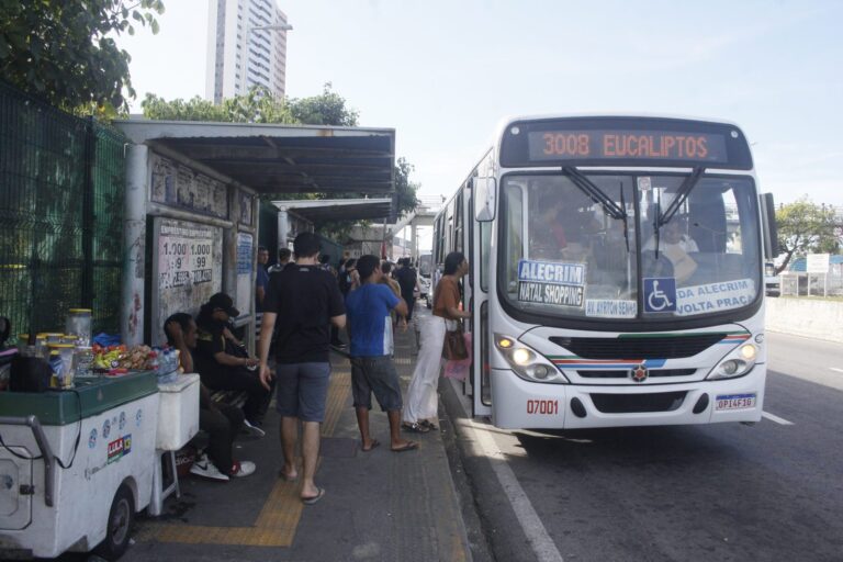 Greve dos motoristas de ônibus em Natal: passageiros enfrentam longas esperas apesar de decisão judicial