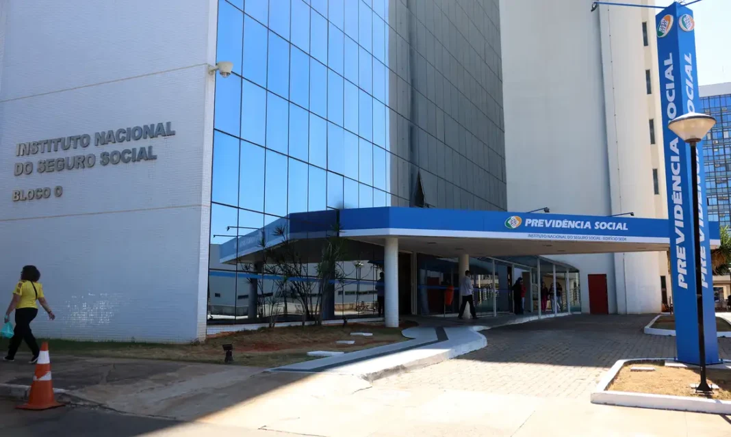 Justiça bloqueia R$ 2,8 bilhões de investigados por fraude no INSS