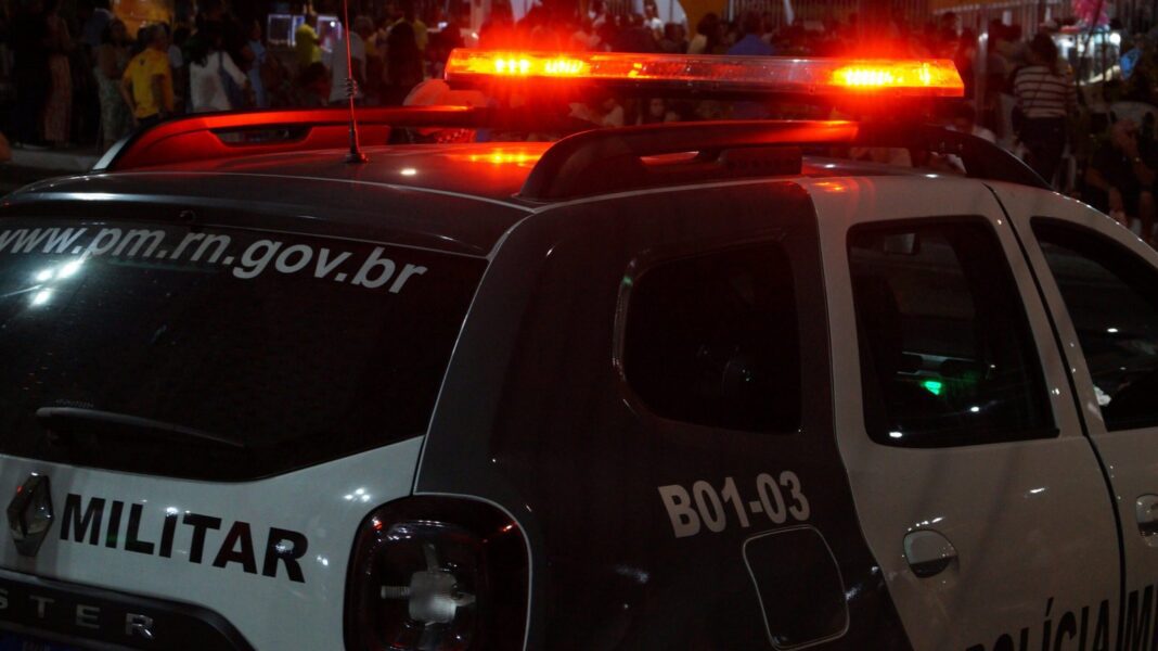 PM prende quatro e apreende drogas em condomínio de Parnamirim