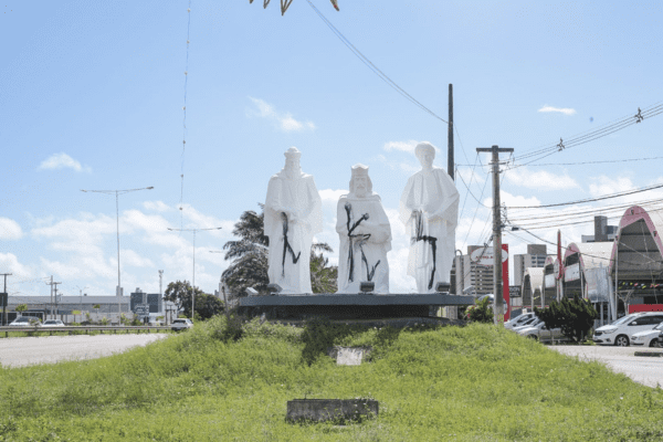 Secretário fica revoltado com pichação de monumento após revitalização feita