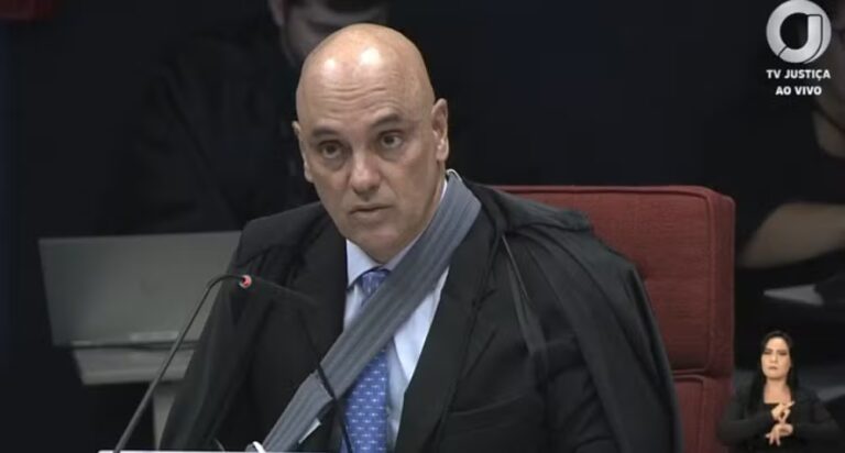 Moraes adverte Bolsonaro sobre risco de prisão por uso indireto de redes sociais