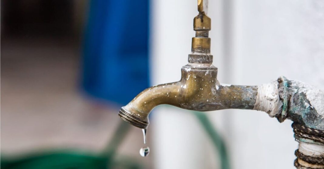 Caminhão bate em adutora e deixa seis cidades do RN sem água