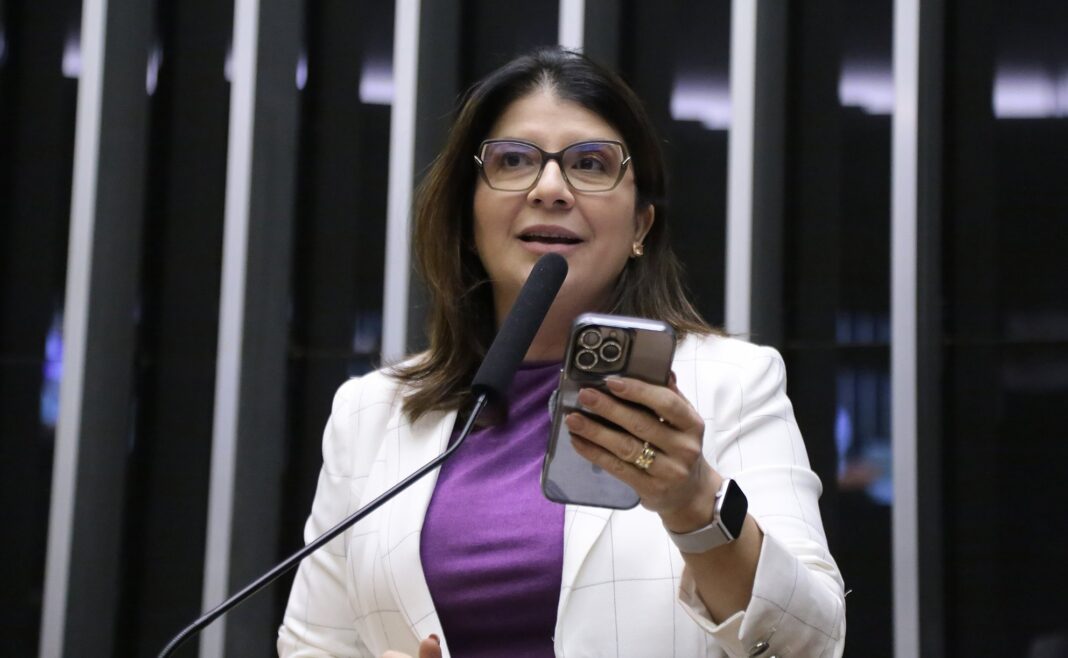 Carla Dickson recorre à Cuba para criticar evangélicos de esquerda