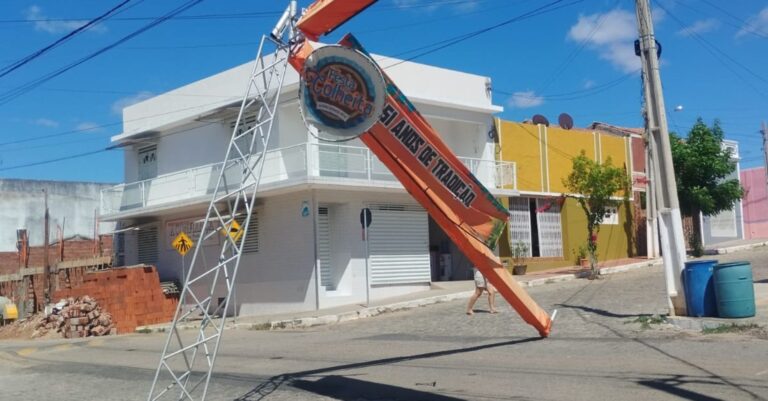 Estrutura abandonada da Festa da Colheita causa acidente em Ouro Branco