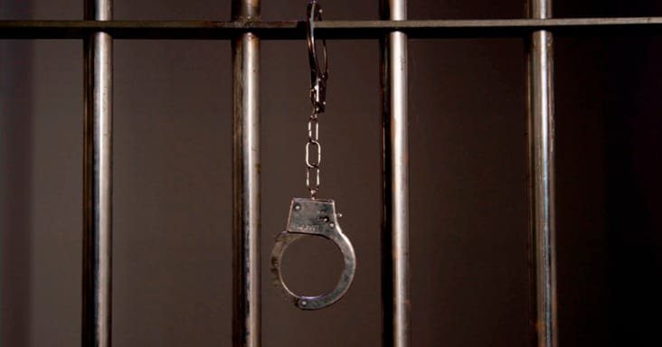 Homem é preso em flagrante por ameaçar, agredir e queimar mãe idosa em Natal