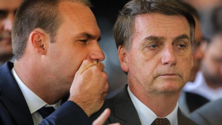 PF indicia Bolsonaro e Eduardo por atuação nos EUA