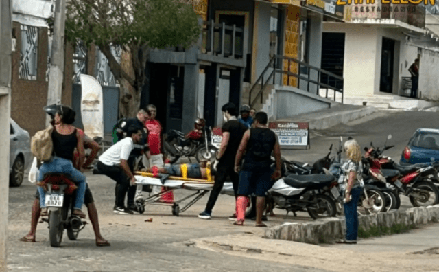 Acidente ente envolvendo moto e carro registrado em frente ao Hospital Regional em João Câmara