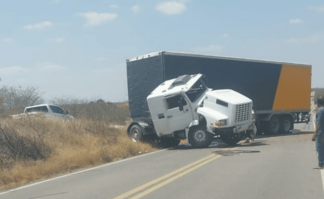 Acidente grave com carreta interdita BR-405 entre Itaú e Apodi, RN