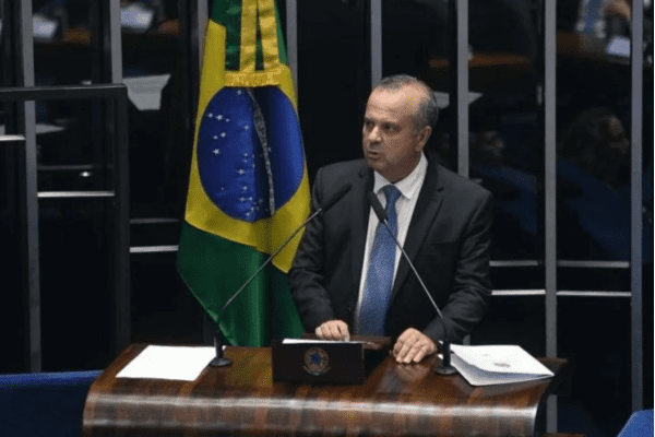 Após silêncio, Rogério vota pela rejeição da PEC da Blindagem na CCJ