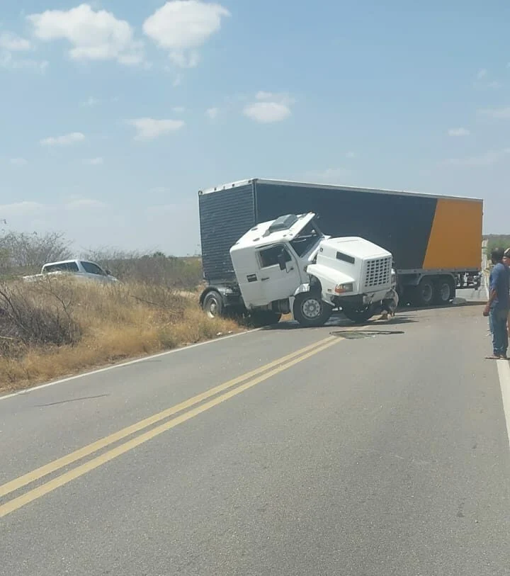 BR-405 fica interditada após acidente com carreta no interior do RN