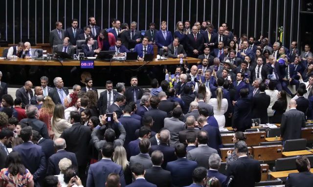 Câmara dos Deputados aprova urgência para projeto de anistia a golpistas
