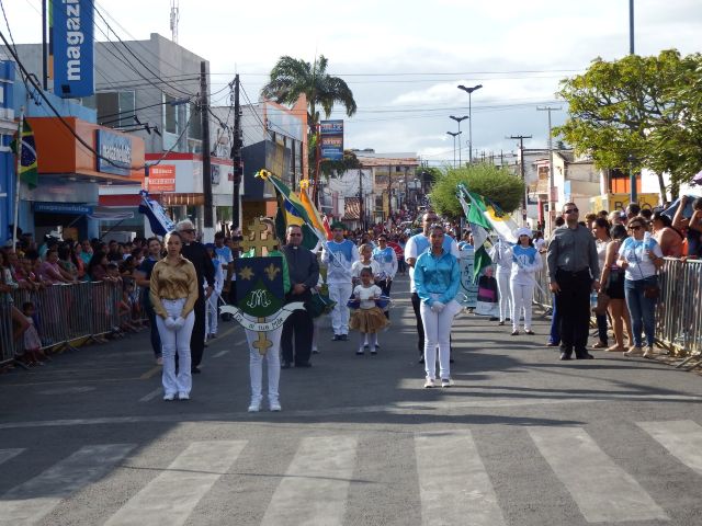 Desfile Cívico de 7 de Setembro reúne multidão na Praça Baixa Verde em João Câmara, RN