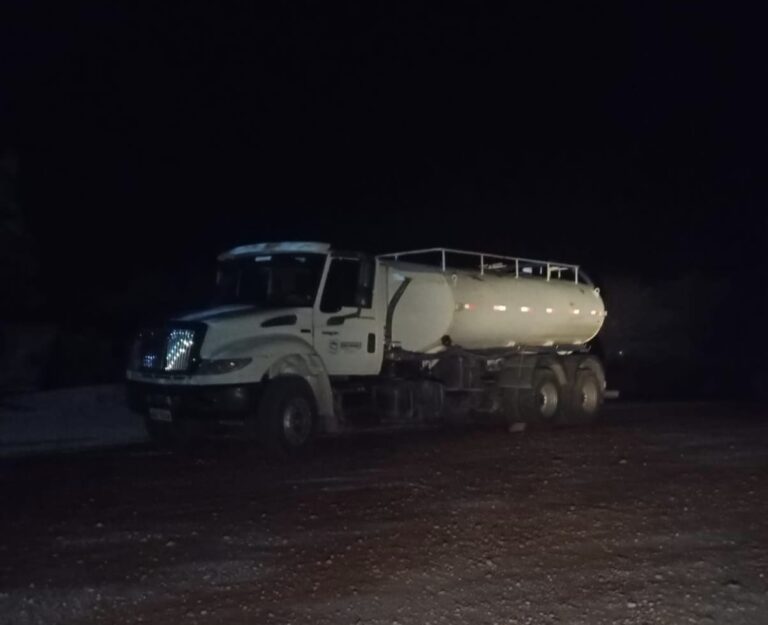 Carro-pipa da Prefeitura de Ouro Branco é flagrado quebrado em estrada carroçável