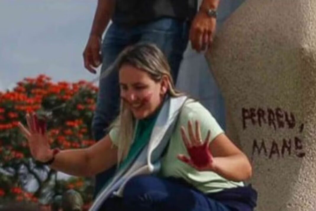 Moraes determina cumprimento de pena em prisão domiciliar Débora Rodrigues, que pichou estátua com batom