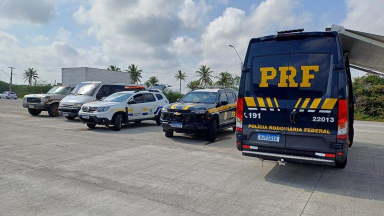 PRF e SEFAZ-RN apreendem 23 veículos e mais de R$ 300 mil em operação contra o transporte de mercadorias irregulares