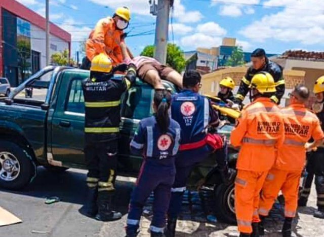 No momento, você está visualizando Acidente entre carro e moto mobiliza equipes de resgate; condutor da moto é arremessado sobre o capô do veículo