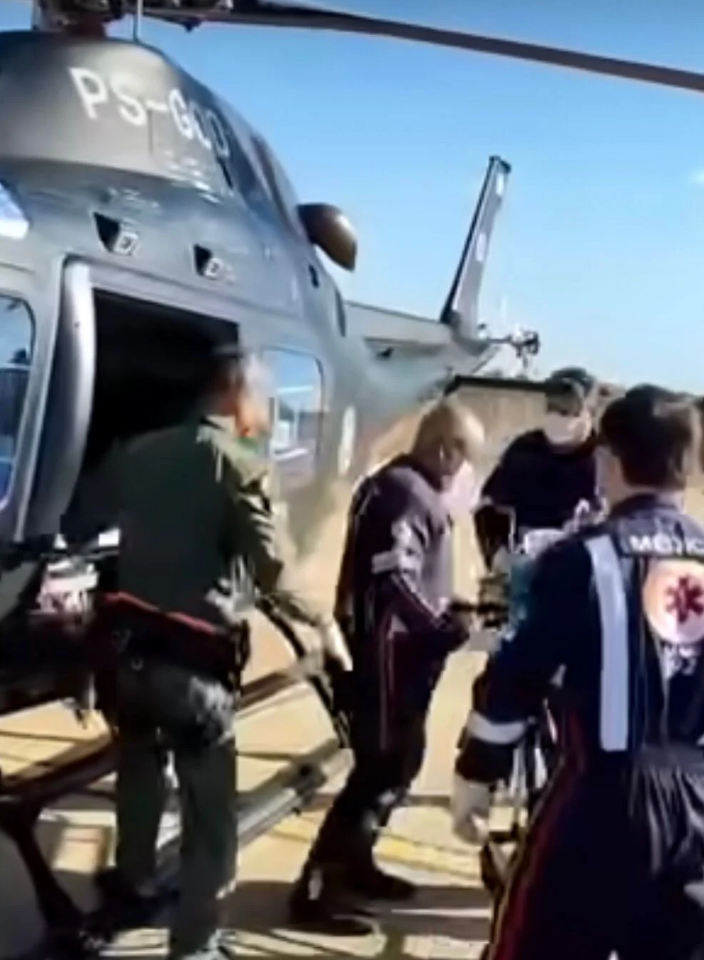 Helicóptero transporta adolescente que sofreu múltiplas fraturas após queda em shopping